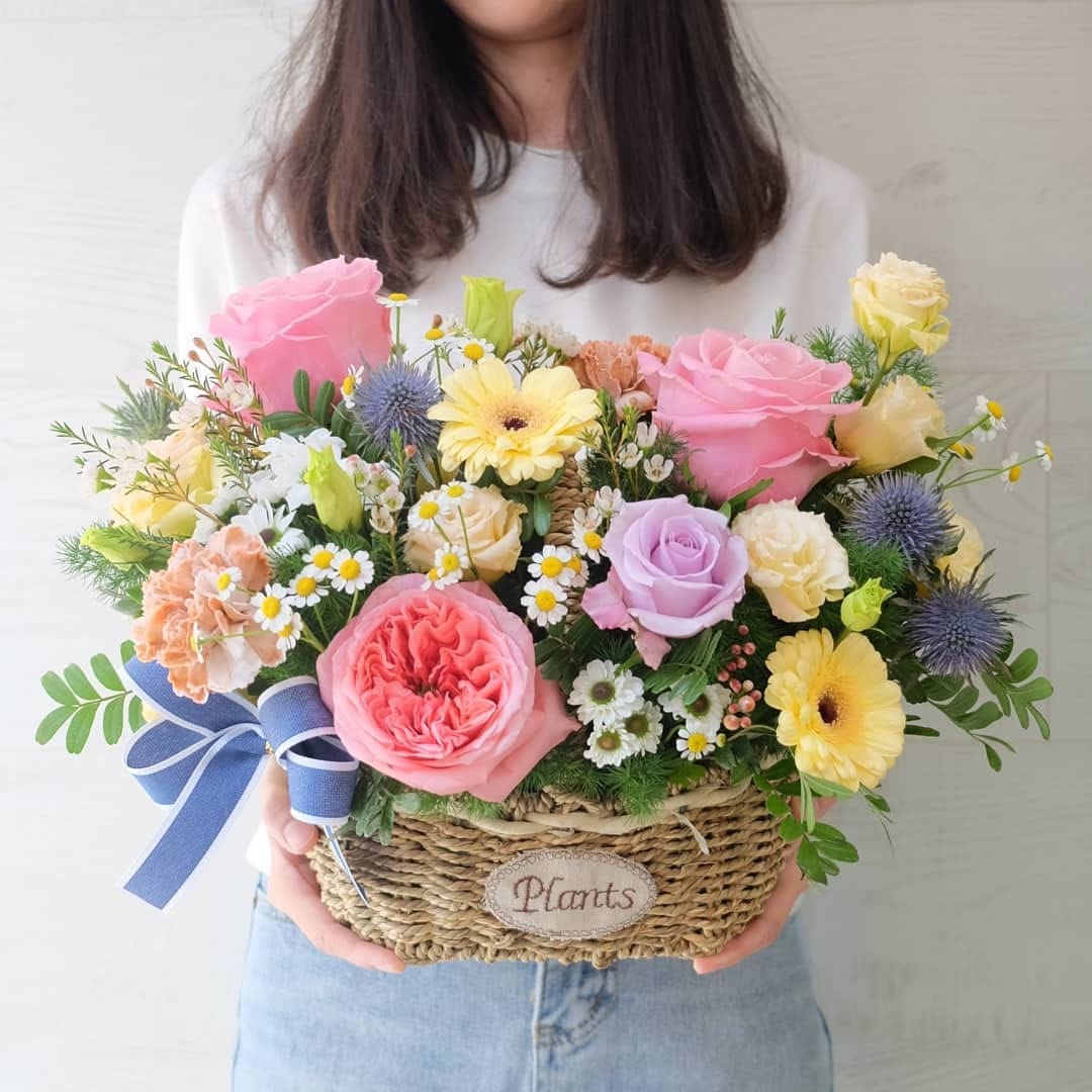 ตะกร้า หลากสี หวาน ดอกไม้หลัก กุหลาบ เดซี่/มาร์กาเร็ต คาร์เนชั่น — ผลงานร้านดอกไม้ Sweetflower by Issaree — ภาพที่ 2 จาก 2
