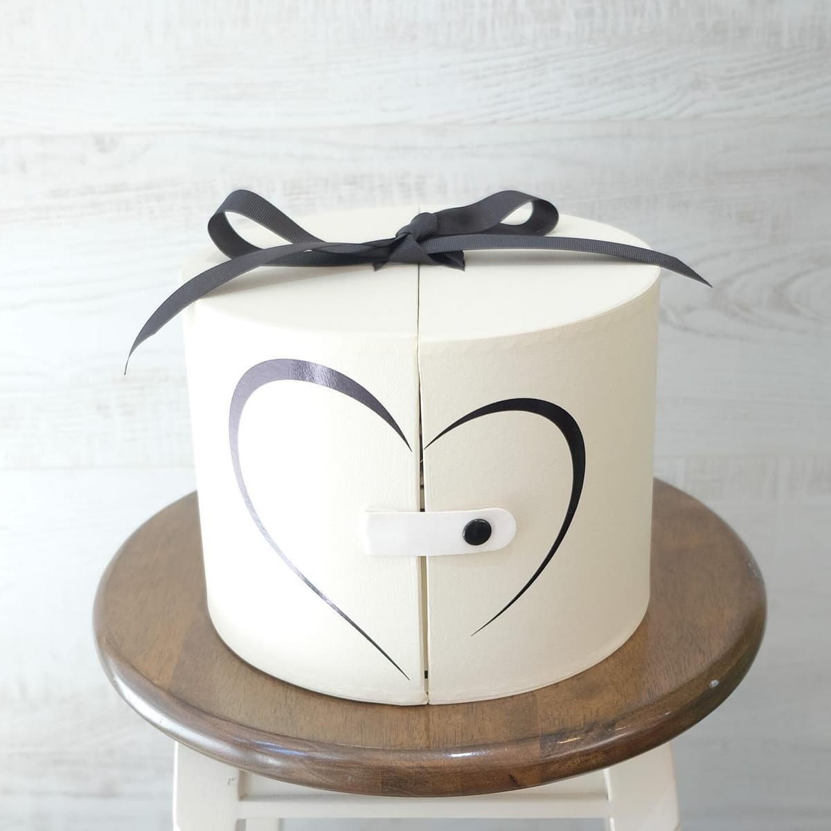กล่อง ขาว-เขียว ดอกไม้หลัก กุหลาบ เบบี้บรีธ/ยิปโซ — ผลงานร้านดอกไม้ Sweetflower by Issaree