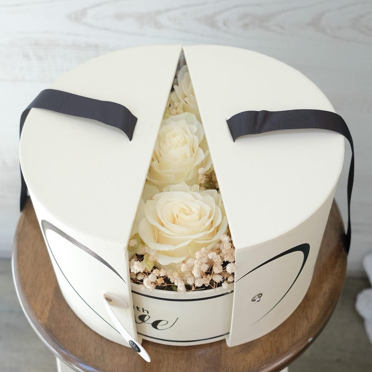กล่อง ขาว-เขียว ดอกไม้หลัก กุหลาบ เบบี้บรีธ/ยิปโซ — ผลงานร้านดอกไม้ Sweetflower by Issaree — ภาพที่ 2 จาก 6