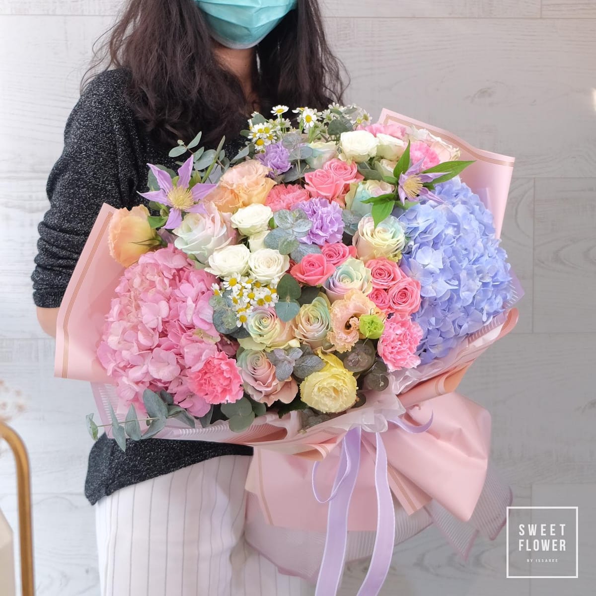ช่อ หลากสี หวาน ดอกไม้หลัก ไฮเดรนเยีย กุหลาบ คาร์เนชั่น — ผลงานร้านดอกไม้ Sweetflower by Issaree