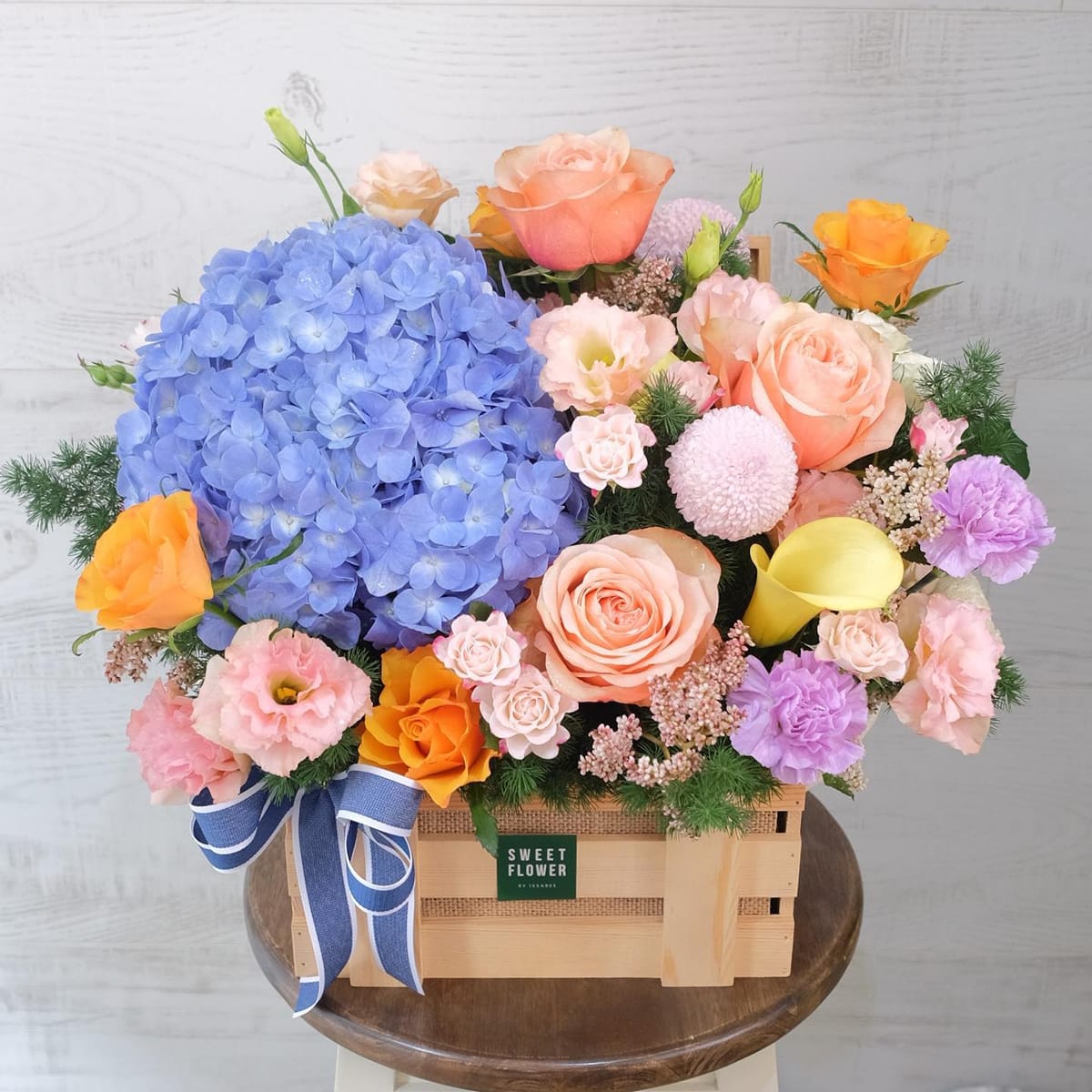กล่อง หลากสี หวาน ดอกไม้หลัก ไฮเดรนเยีย กุหลาบ คาร์เนชั่น — ผลงานร้านดอกไม้ Sweetflower by Issaree — ภาพที่ 1 จาก 5