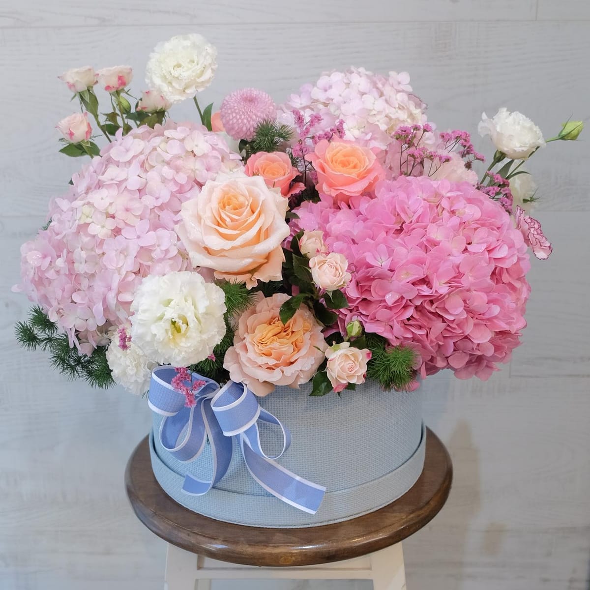 กล่อง พาสเทล หวาน ดอกไม้หลัก ไฮเดรนเยีย กุหลาบ คาร์เนชั่น — ผลงานร้านดอกไม้ Sweetflower by Issaree — ภาพที่ 2 จาก 4