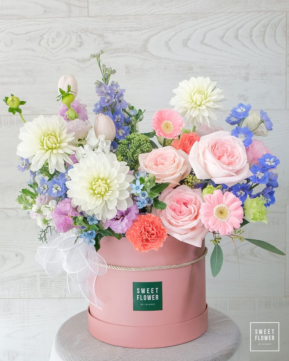 กล่อง หลากสี คลาสสิก ดอกไม้หลัก กุหลาบ ทิวลิป คาร์เนชั่น — ผลงานร้านดอกไม้ Sweetflower by Issaree