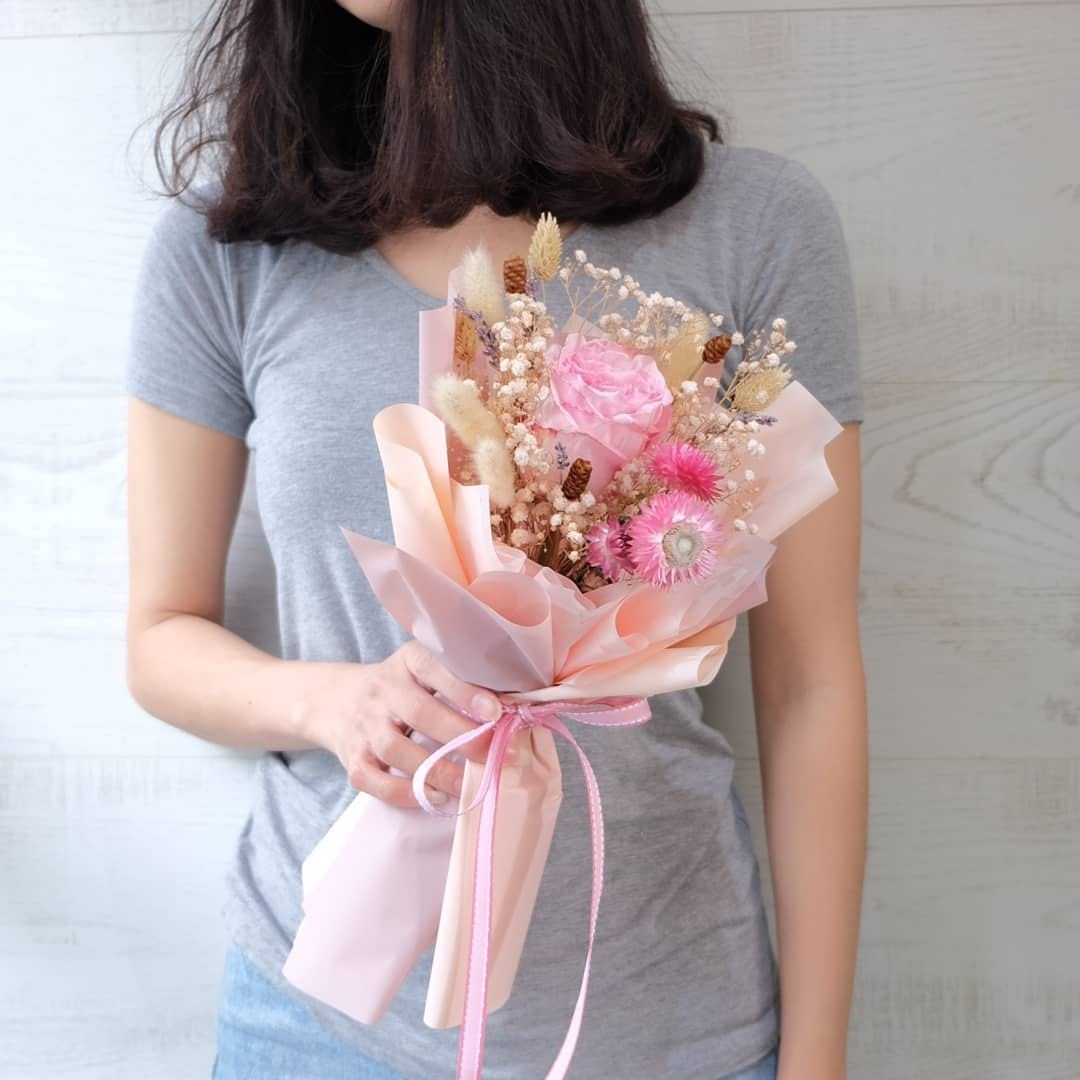 ช่อ พาสเทล หวาน ดอกไม้หลัก กุหลาบ เดซี่/มาร์กาเร็ต เบบี้บรีธ/ยิปโซ — ผลงานร้านดอกไม้ Sweetflower by Issaree — ภาพที่ 2 จาก 2