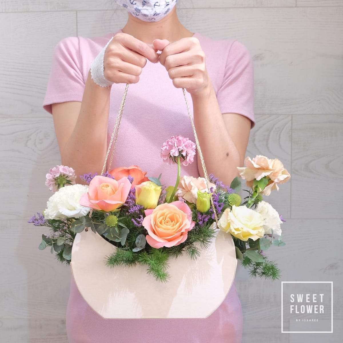 กล่อง หลากสี หวาน ดอกไม้หลัก กุหลาบ คาร์เนชั่น เบญจมาศ/มัม — ผลงานร้านดอกไม้ Sweetflower by Issaree — ภาพที่ 1 จาก 6