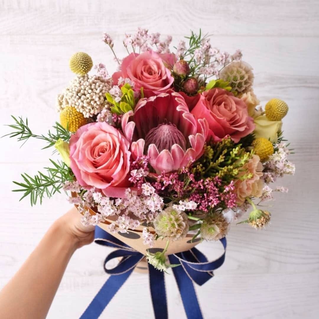 กล่อง แดงโรแมนติก สดใส ดอกไม้หลัก กุหลาบ โปรตีอา คาร์เนชั่น — ผลงานร้านดอกไม้ Sweetflower by Issaree