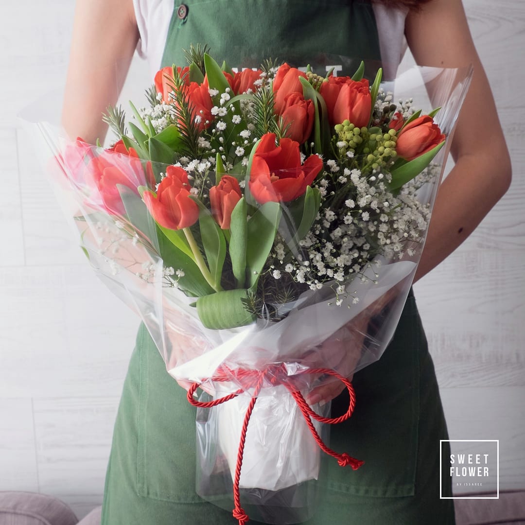 ช่อ แดงโรแมนติก คลาสสิก ดอกไม้หลัก ทิวลิป เบบี้บรีธ/ยิปโซ — ผลงานร้านดอกไม้ Sweetflower by Issaree — ภาพที่ 1 จาก 3
