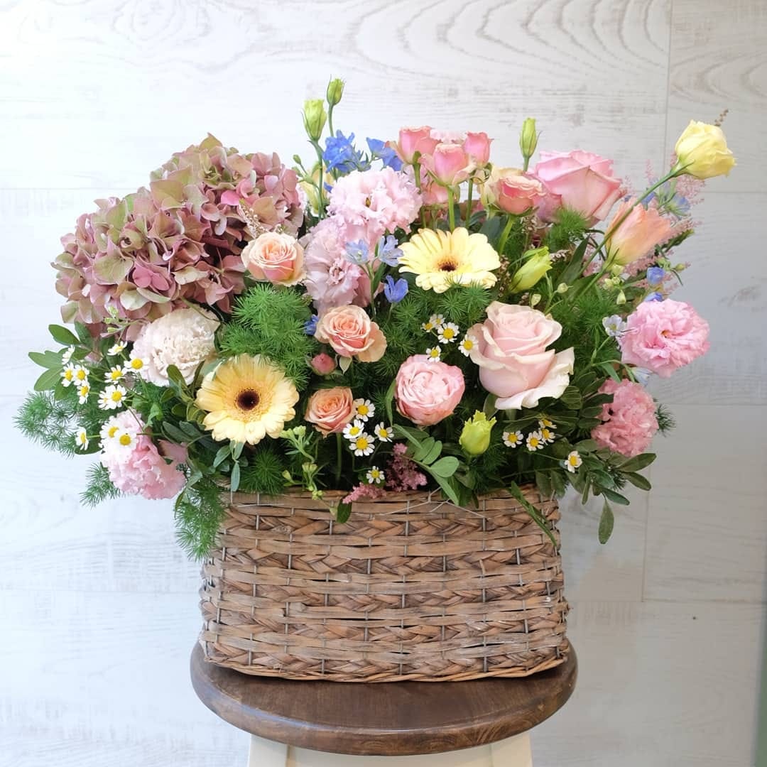 ตะกร้า พาสเทล หวาน ดอกไม้หลัก ไฮเดรนเยีย กุหลาบ คาร์เนชั่น — ผลงานร้านดอกไม้ Sweetflower by Issaree — ภาพที่ 2 จาก 3