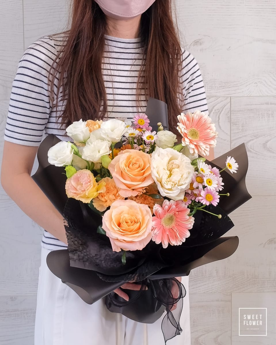 ช่อ พาสเทล คลาสสิก ดอกไม้หลัก กุหลาบ เยอบีร่า — ผลงานร้านดอกไม้ Sweetflower by Issaree