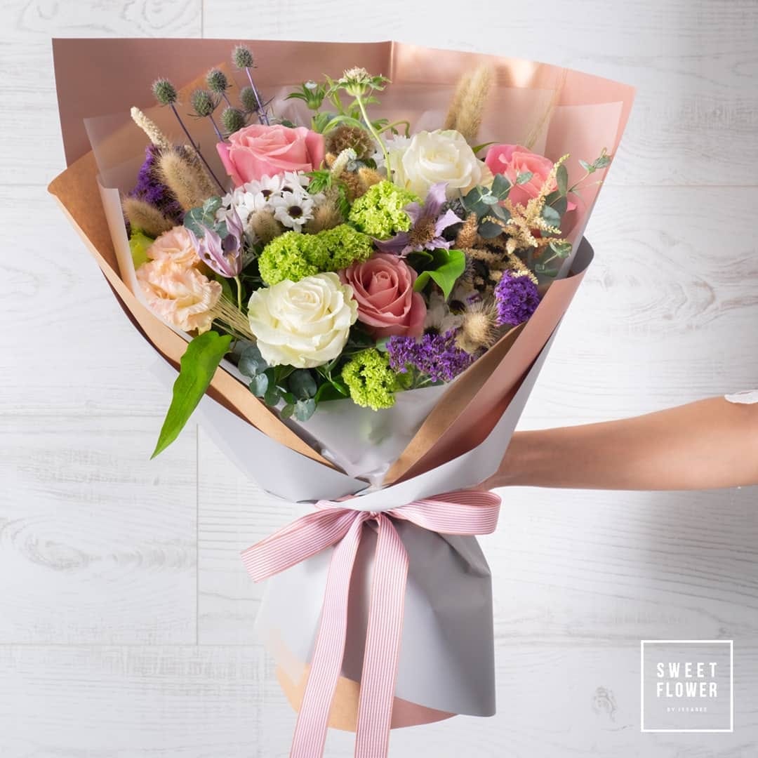 ช่อ พาสเทล หวาน ดอกไม้หลัก กุหลาบ คาร์เนชั่น เบญจมาศ/มัม — ผลงานร้านดอกไม้ Sweetflower by Issaree