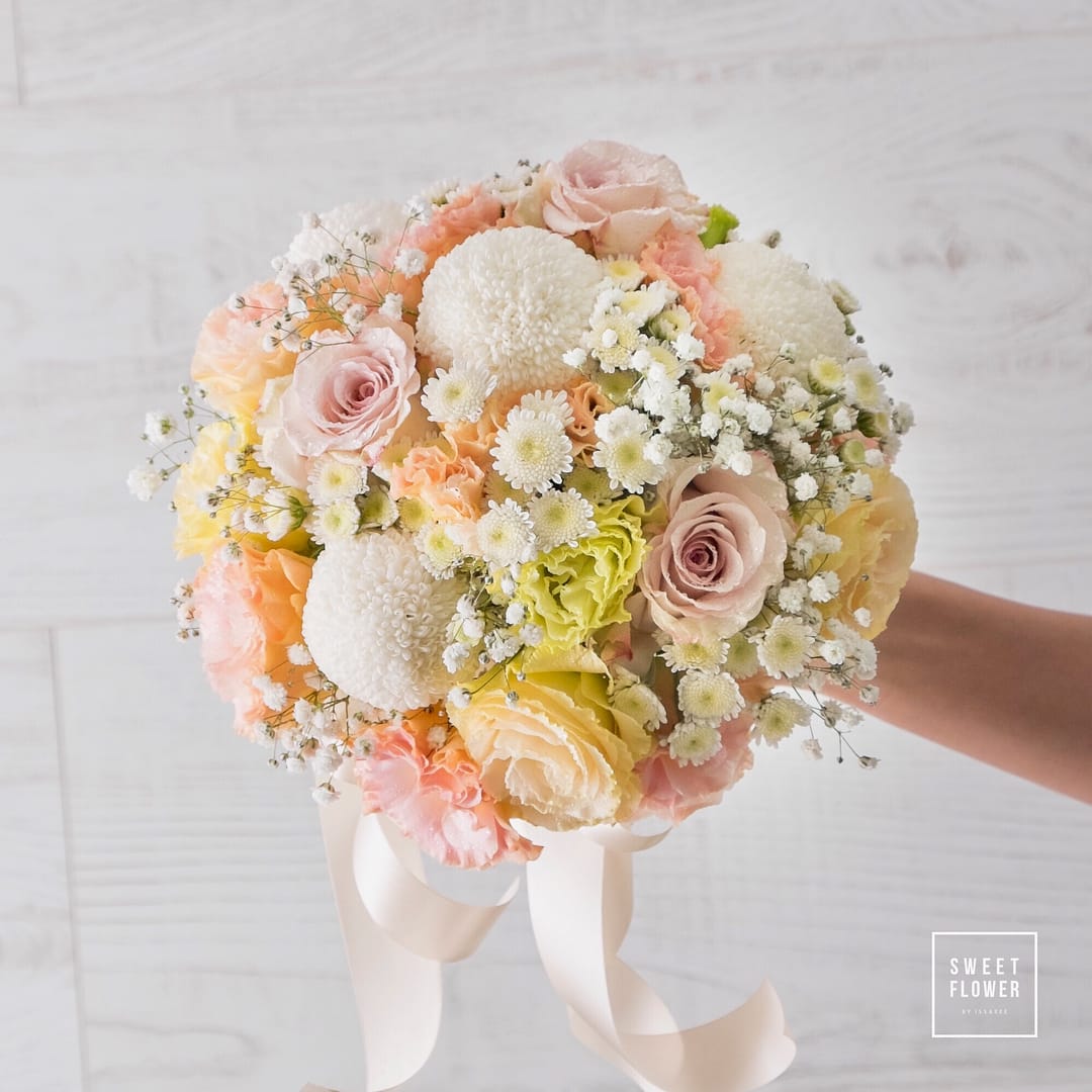 ช่อ พาสเทล หวาน ดอกไม้หลัก กุหลาบ เบญจมาศ/มัม คาร์เนชั่น — ผลงานร้านดอกไม้ Sweetflower by Issaree