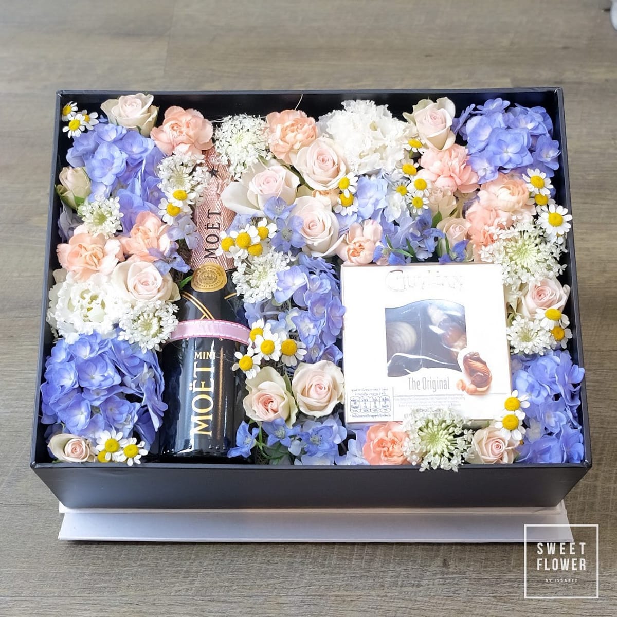 กล่อง ม่วง-ฟ้า หวาน ดอกไม้หลัก ไฮเดรนเยีย กุหลาบ คาร์เนชั่น — ผลงานร้านดอกไม้ Sweetflower by Issaree
