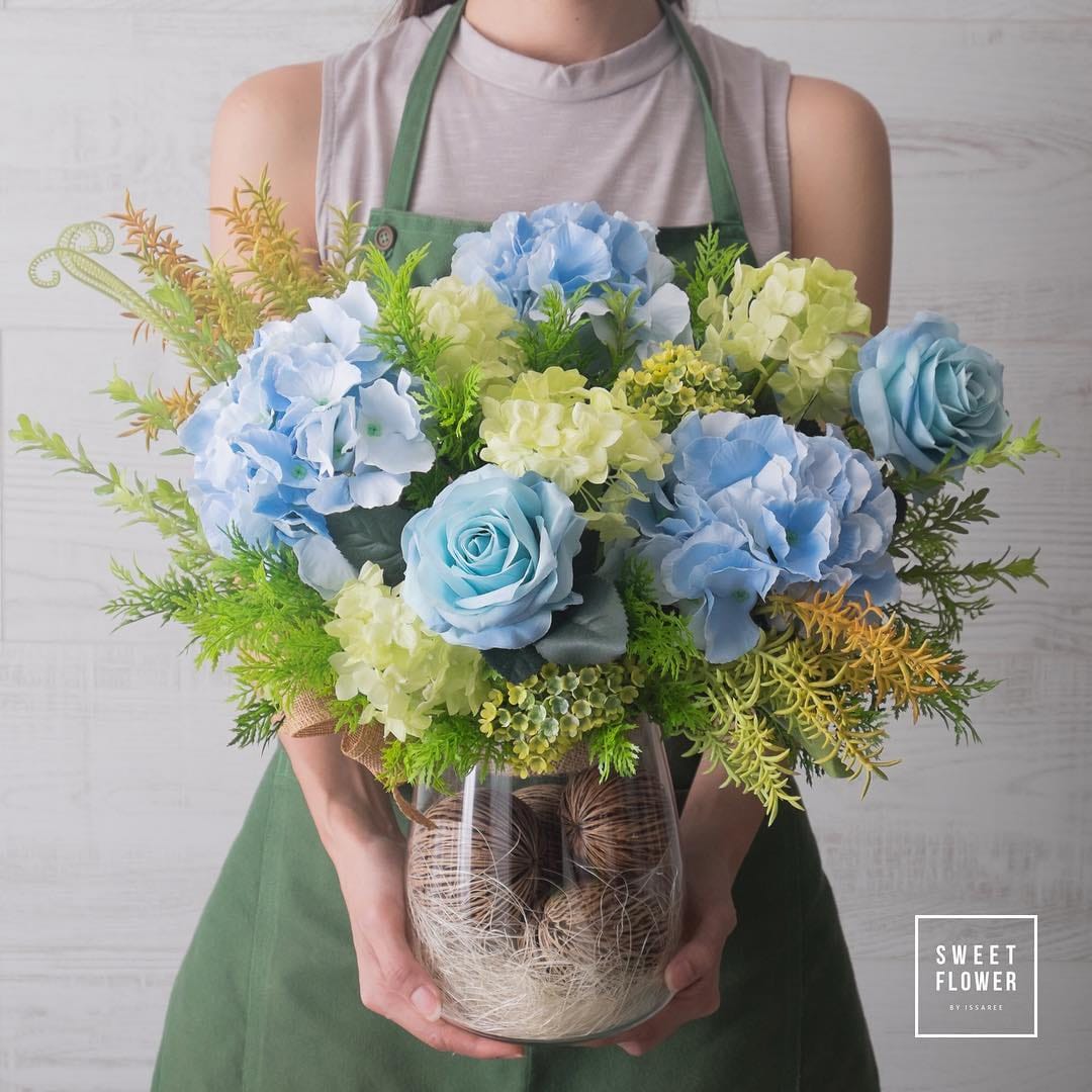 แจกัน ม่วง-ฟ้า หวาน ดอกไม้หลัก ไฮเดรนเยีย กุหลาบ คาร์เนชั่น — ผลงานร้านดอกไม้ Sweetflower by Issaree