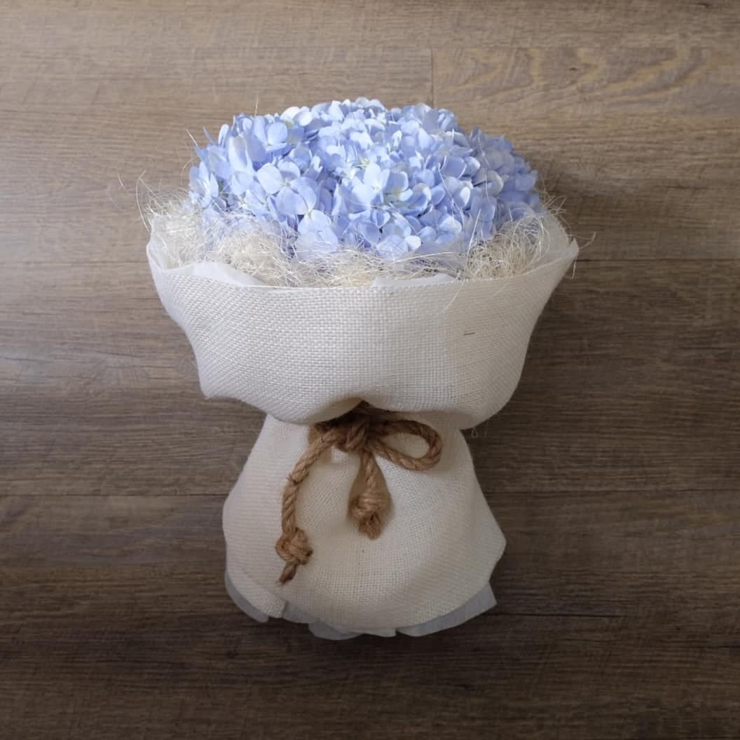 ช่อ ม่วง-ฟ้า หวาน ดอกไม้หลัก ไฮเดรนเยีย เบบี้บรีธ/ยิปโซ — ผลงานร้านดอกไม้ Sweetflower by Issaree — ภาพที่ 1 จาก 1