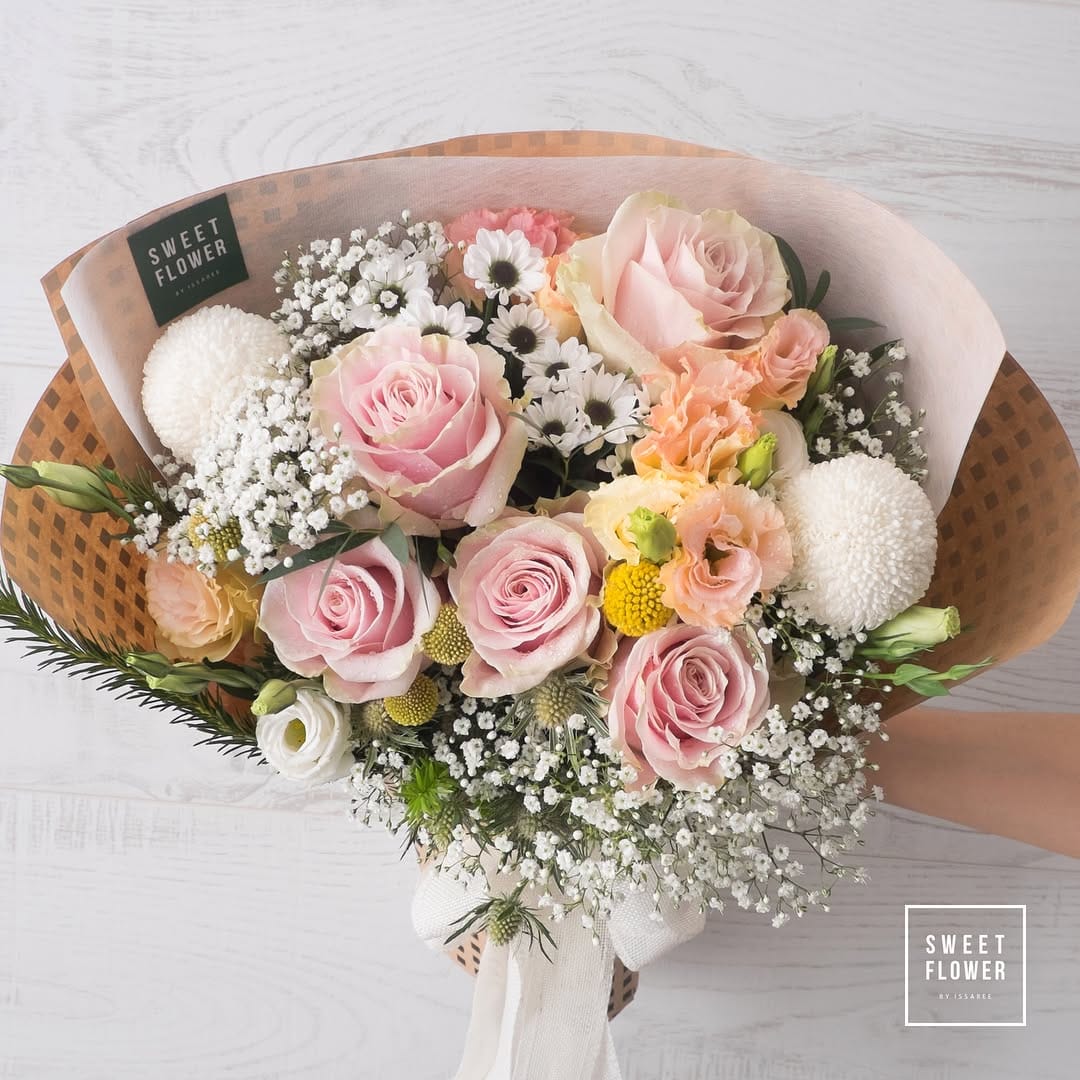 ช่อ พาสเทล หวาน ดอกไม้หลัก กุหลาบ เดซี่/มาร์กาเร็ต คาร์เนชั่น — ผลงานร้านดอกไม้ Sweetflower by Issaree — ภาพที่ 2 จาก 2