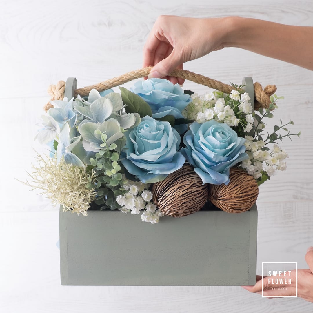 กล่อง ขาว-เขียว หวาน ดอกไม้หลัก กุหลาบ ไฮเดรนเยีย คาร์เนชั่น — ผลงานร้านดอกไม้ Sweetflower by Issaree — ภาพที่ 2 จาก 2