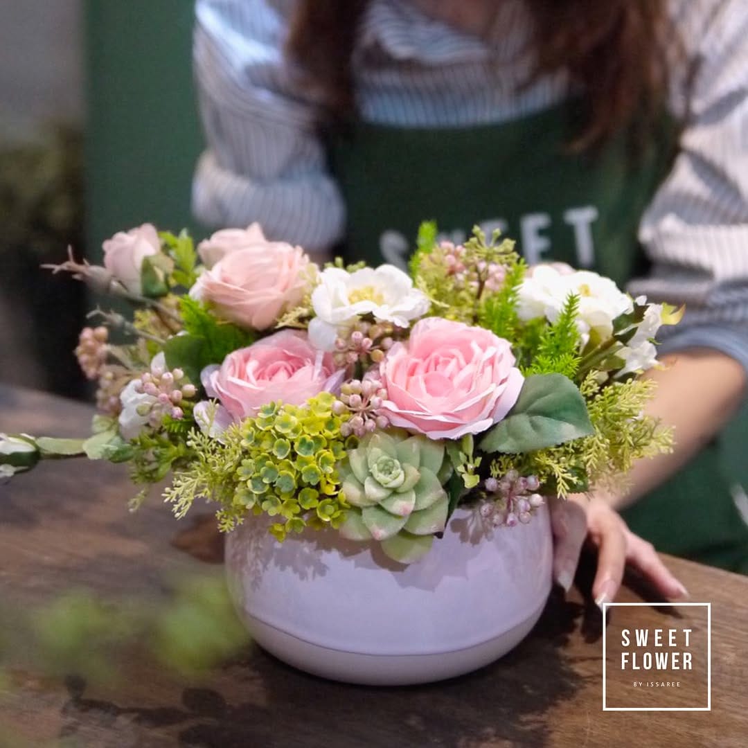 กล่อง พาสเทล หวาน ดอกไม้หลัก กุหลาบ เดซี่/มาร์กาเร็ต ยูคาลิปตัส/ใบไม้ — ผลงานร้านดอกไม้ Sweetflower by Issaree — ภาพที่ 3 จาก 4