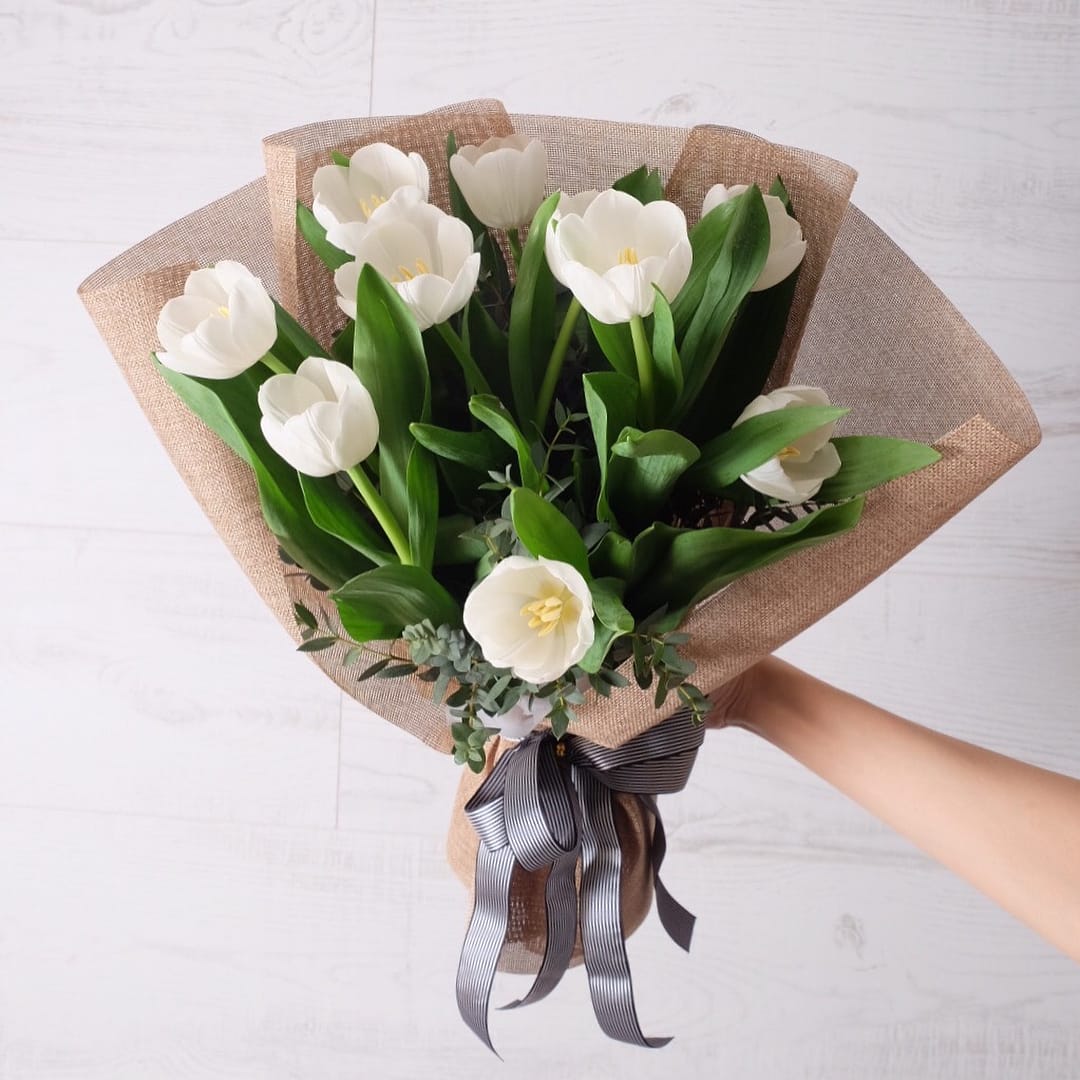 ช่อ ขาว-เขียว หวาน ดอกไม้หลัก ทิวลิป ยูคาลิปตัส/ใบไม้ — ผลงานร้านดอกไม้ Sweetflower by Issaree — ภาพที่ 2 จาก 2