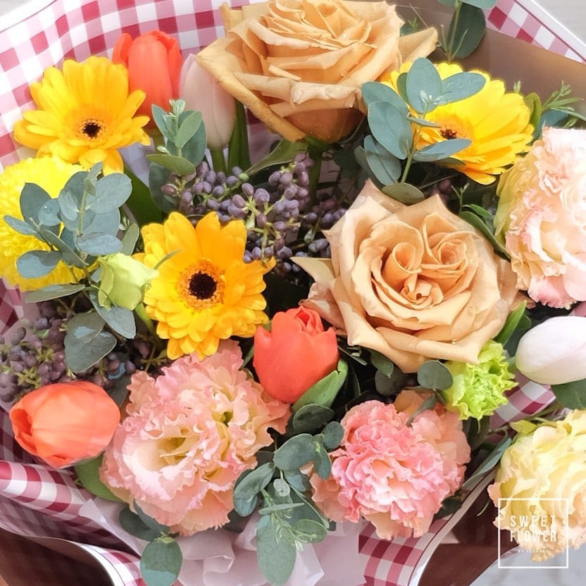 กล่อง เหลือง-ส้ม หวาน ดอกไม้หลัก เดซี่/มาร์กาเร็ต กุหลาบ คาร์เนชั่น — ผลงานร้านดอกไม้ Sweetflower by Issaree