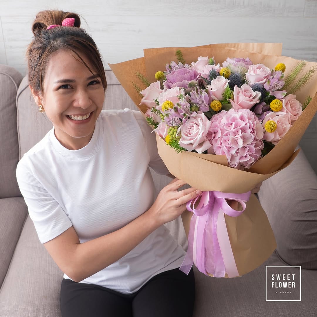 ช่อ พาสเทล หวาน ดอกไม้หลัก กุหลาบ ไฮเดรนเยีย คาร์เนชั่น — ผลงานร้านดอกไม้ Sweetflower by Issaree — ภาพที่ 4 จาก 4