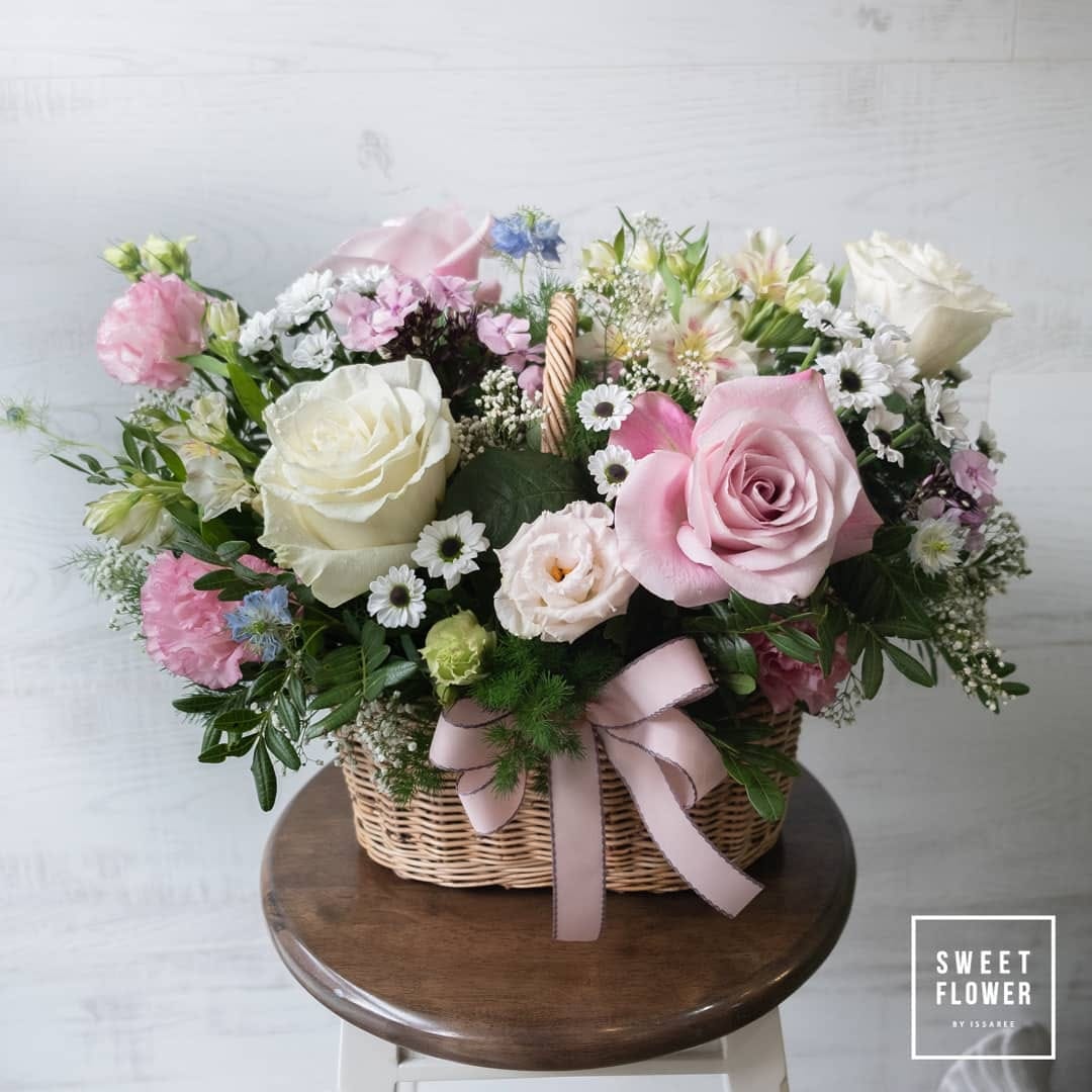 ตะกร้า พาสเทล หวาน ดอกไม้หลัก กุหลาบ คาร์เนชั่น เดซี่/มาร์กาเร็ต — ผลงานร้านดอกไม้ Sweetflower by Issaree — ภาพที่ 2 จาก 6