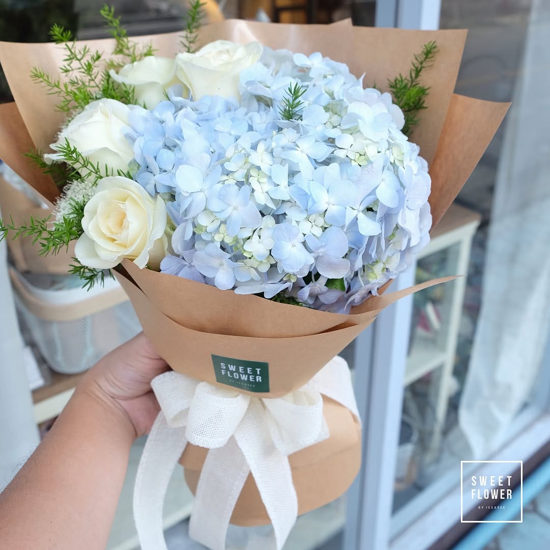 ช่อ ขาว-เขียว หวาน ดอกไม้หลัก ไฮเดรนเยีย กุหลาบ ยูคาลิปตัส/ใบไม้ — ผลงานร้านดอกไม้ Sweetflower by Issaree