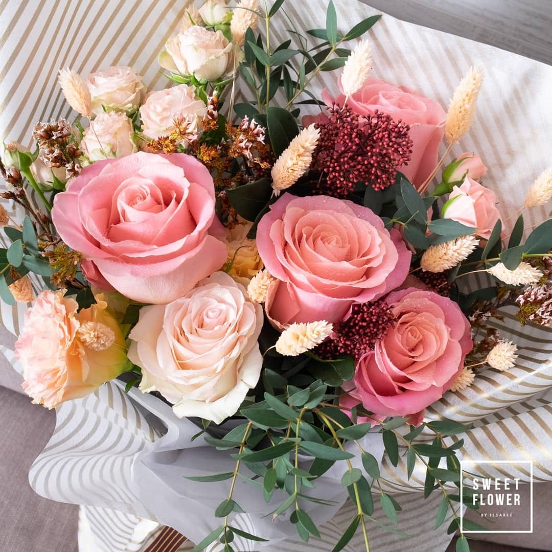 ช่อ พาสเทล หวาน ดอกไม้หลัก กุหลาบ คาร์เนชั่น ดอกไม้แห้ง — ผลงานร้านดอกไม้ Sweetflower by Issaree