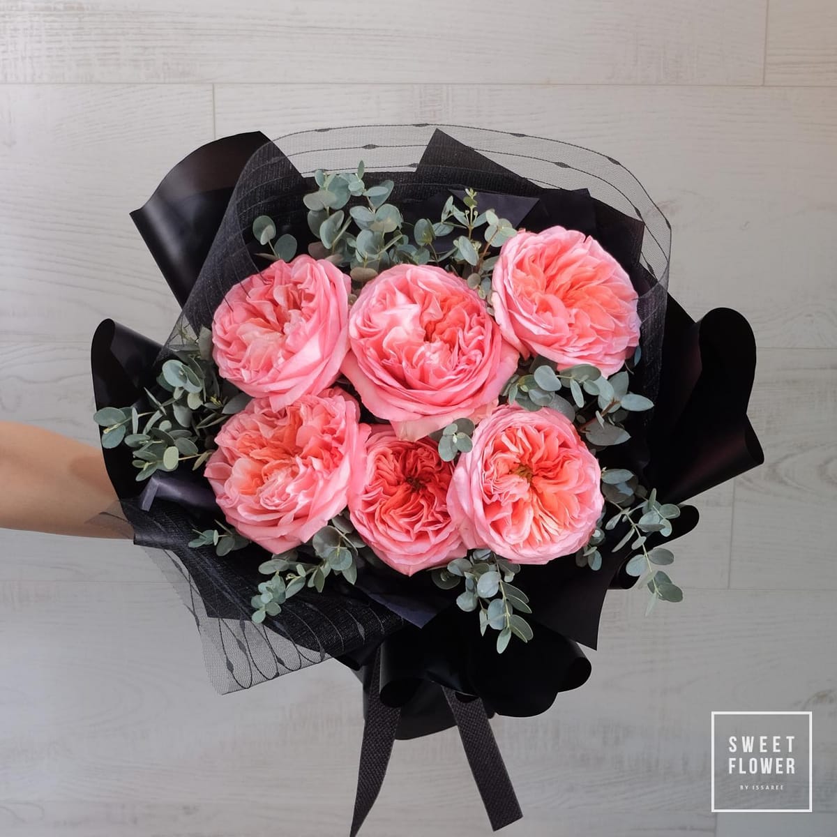 ช่อ แดงโรแมนติก หวาน ดอกไม้หลัก กุหลาบ ยูคาลิปตัส/ใบไม้ — ผลงานร้านดอกไม้ Sweetflower by Issaree — ภาพที่ 2 จาก 4