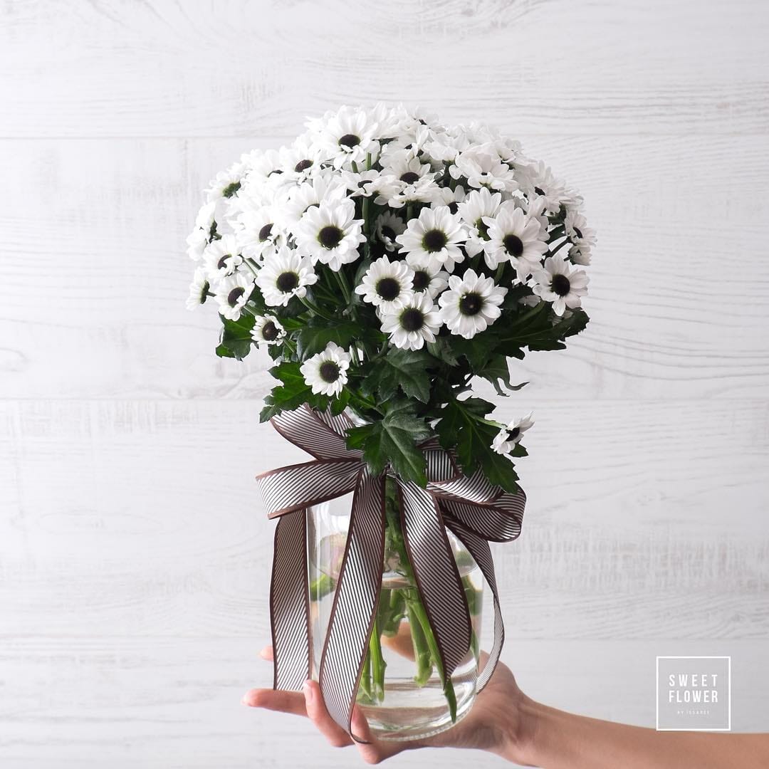 แจกัน ขาว-เขียว หวาน ดอกไม้หลัก เดซี่/มาร์กาเร็ต — ผลงานร้านดอกไม้ Sweetflower by Issaree