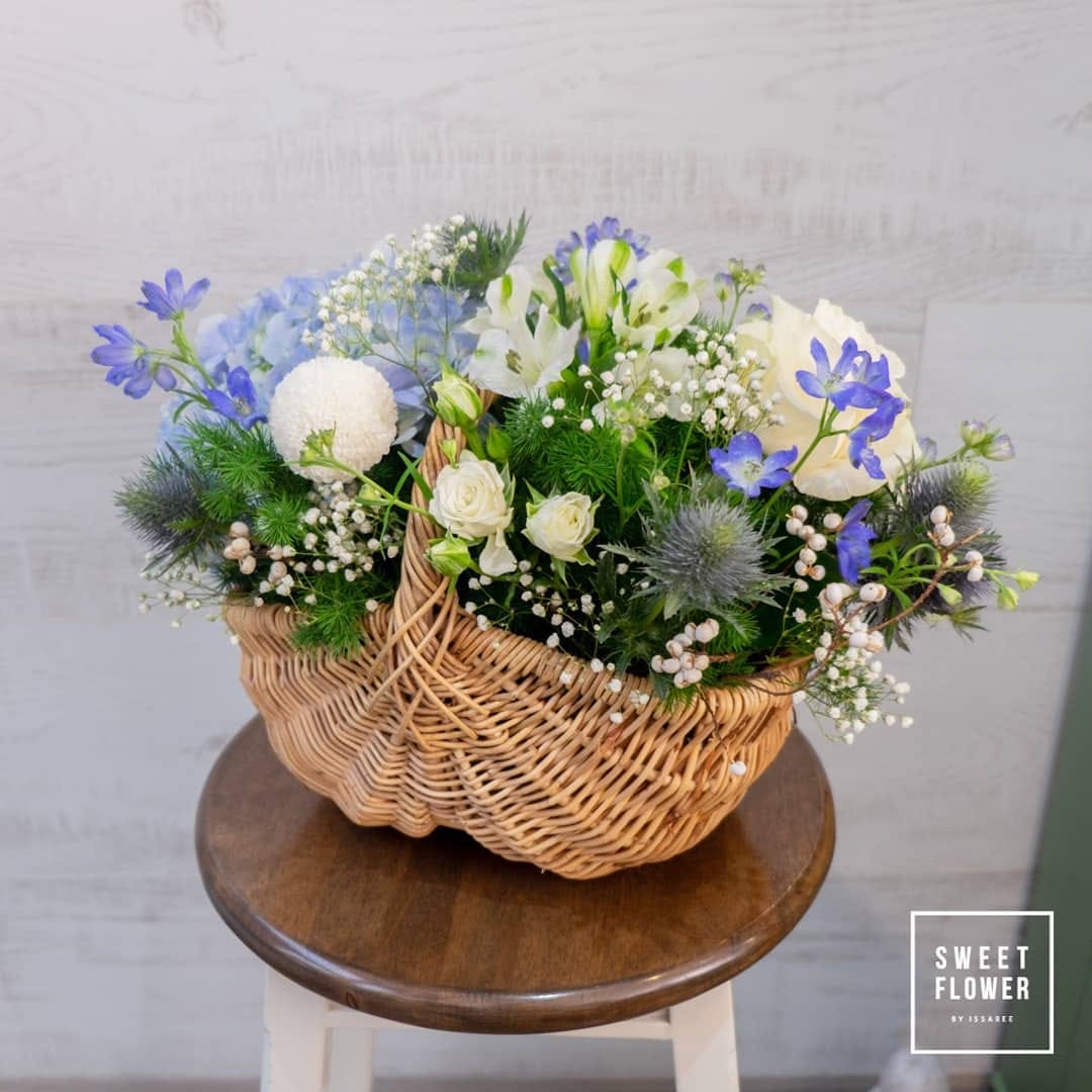 ตะกร้า ม่วง-ฟ้า หวาน ดอกไม้หลัก ไฮเดรนเยีย กุหลาบ ลิลลี่ — ผลงานร้านดอกไม้ Sweetflower by Issaree