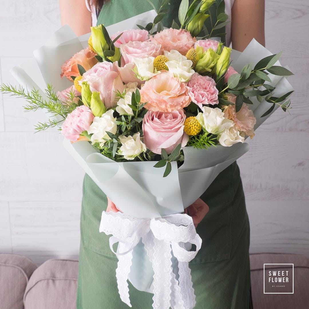 ช่อ พาสเทล หวาน ดอกไม้หลัก กุหลาบ คาร์เนชั่น ลิลลี่ — ผลงานร้านดอกไม้ Sweetflower by Issaree