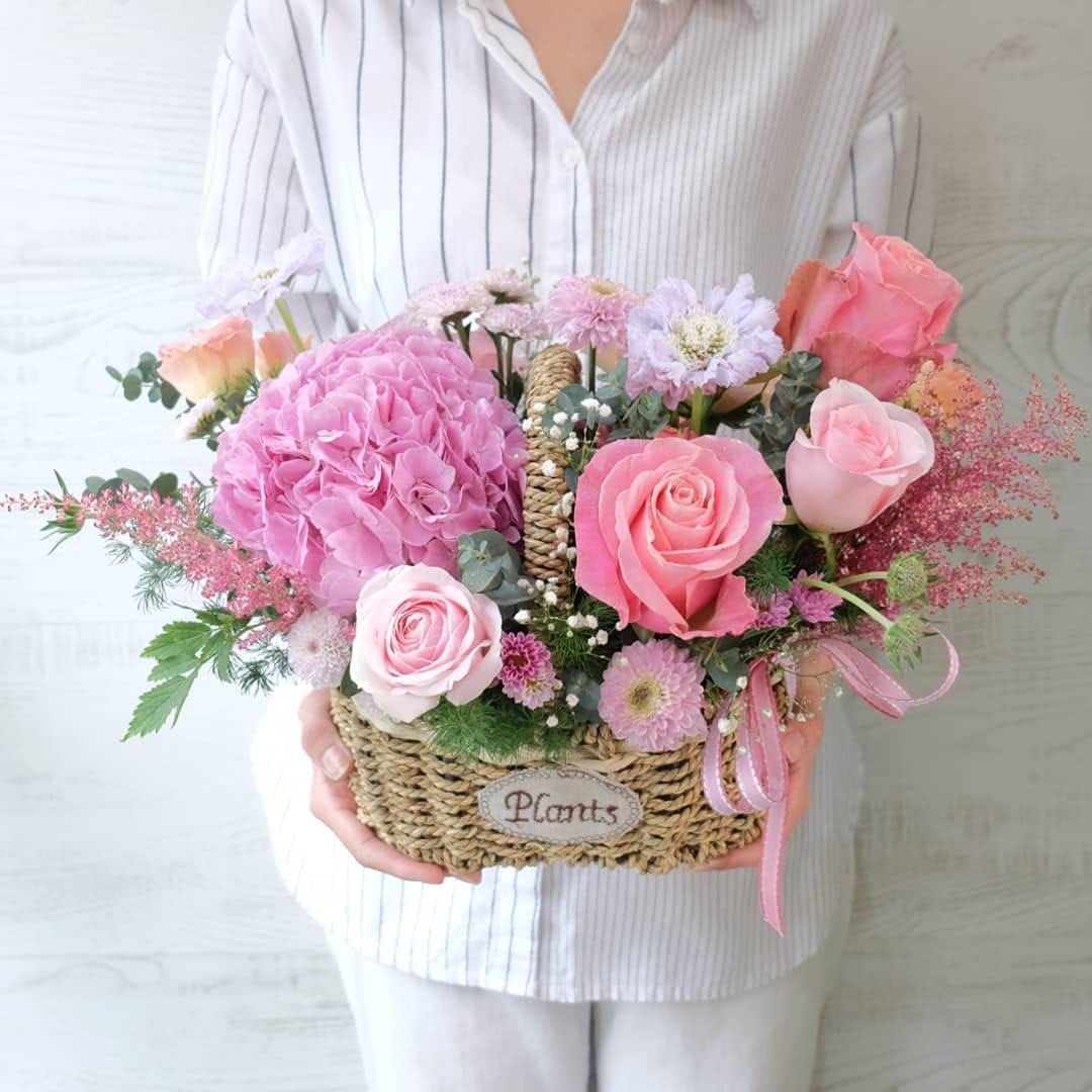 ตะกร้า พาสเทล หวาน ดอกไม้หลัก กุหลาบ คาร์เนชั่น เดซี่/มาร์กาเร็ต — ผลงานร้านดอกไม้ Sweetflower by Issaree