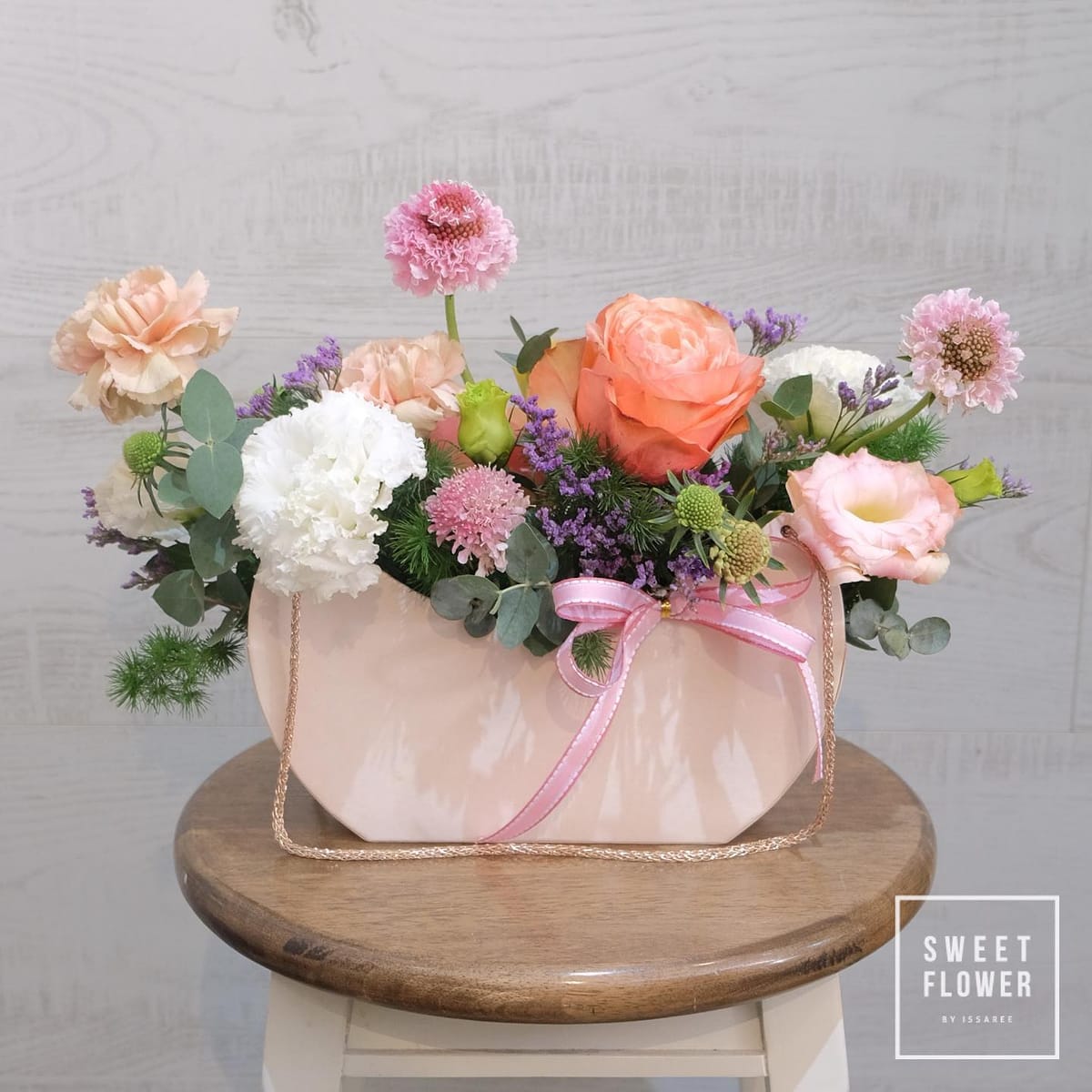 กล่อง หลากสี หวาน ดอกไม้หลัก กุหลาบ คาร์เนชั่น เบญจมาศ/มัม — ผลงานร้านดอกไม้ Sweetflower by Issaree — ภาพที่ 4 จาก 6