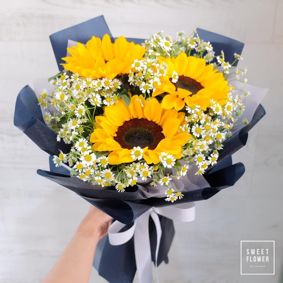 ช่อ เหลือง-ส้ม หวาน ดอกไม้หลัก ทานตะวัน เดซี่/มาร์กาเร็ต — ผลงานร้านดอกไม้ Sweetflower by Issaree