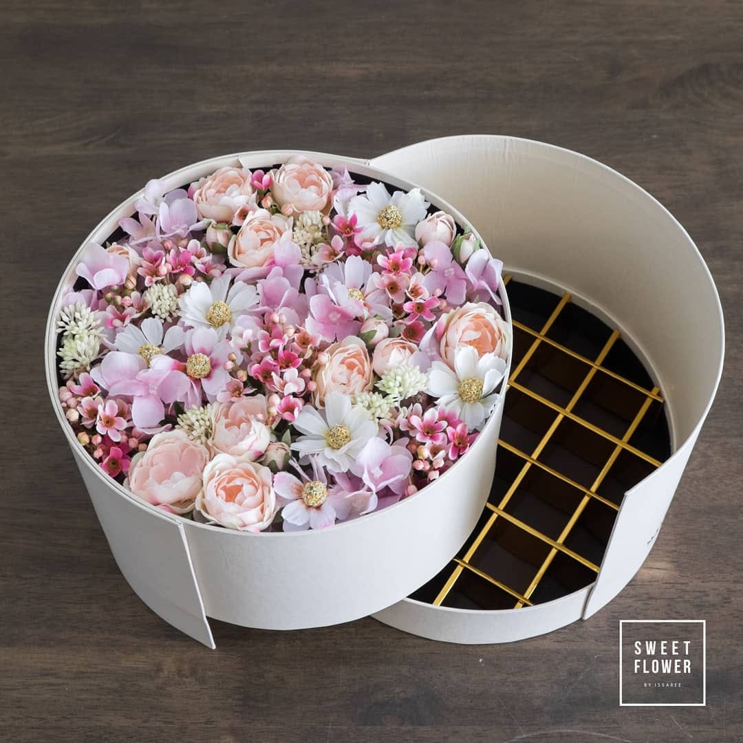 กล่อง พาสเทล ดอกไม้หลัก กุหลาบ เดซี่/มาร์กาเร็ต กล้วยไม้ — ผลงานร้านดอกไม้ Sweetflower by Issaree