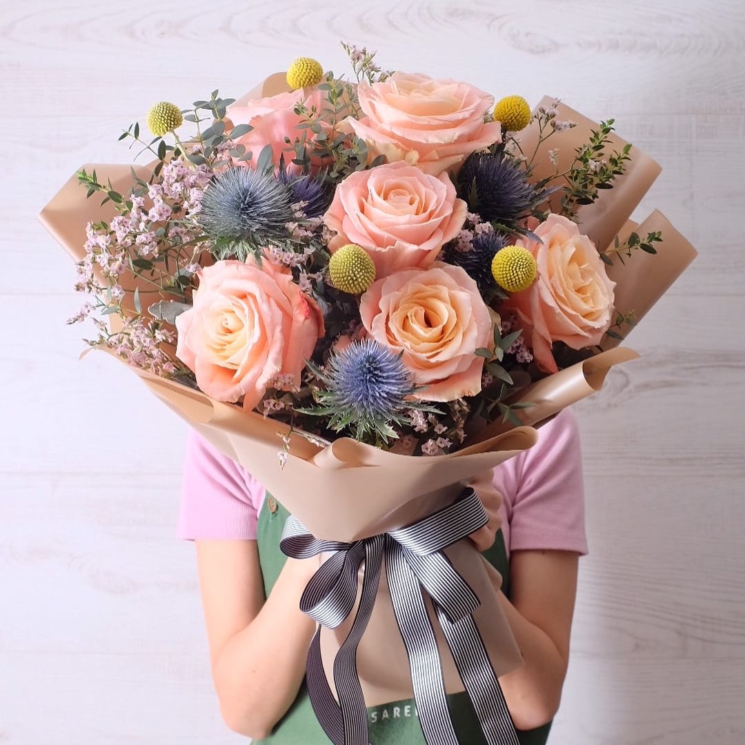 ช่อ เหลือง-ส้ม หวาน ดอกไม้หลัก กุหลาบ โปรตีอา เบญจมาศ/มัม — ผลงานร้านดอกไม้ Sweetflower by Issaree — ภาพที่ 2 จาก 2
