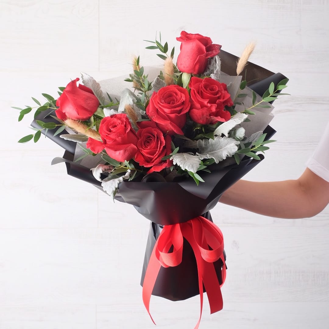 ช่อ แดงโรแมนติก คลาสสิก ดอกไม้หลัก กุหลาบ ยูคาลิปตัส/ใบไม้ — ผลงานร้านดอกไม้ Sweetflower by Issaree — ภาพที่ 3 จาก 3