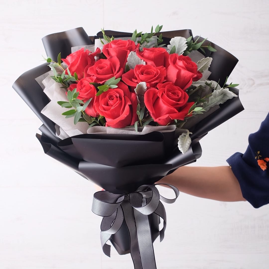 ช่อ แดงโรแมนติก คลาสสิก ดอกไม้หลัก กุหลาบ ยูคาลิปตัส/ใบไม้ — ผลงานร้านดอกไม้ Sweetflower by Issaree — ภาพที่ 2 จาก 2