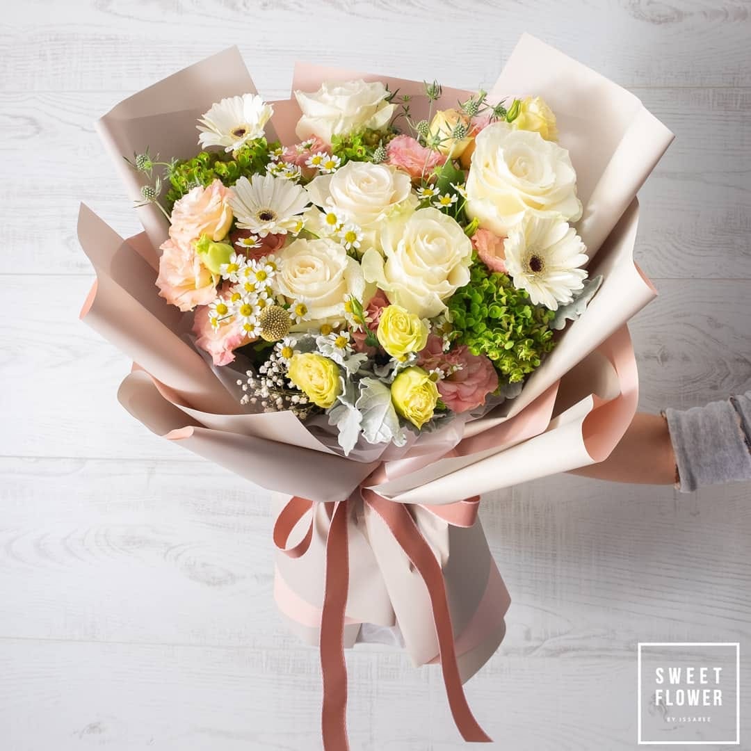 ช่อ พาสเทล หวาน ดอกไม้หลัก กุหลาบ เดซี่/มาร์กาเร็ต คาร์เนชั่น — ผลงานร้านดอกไม้ Sweetflower by Issaree — ภาพที่ 2 จาก 3