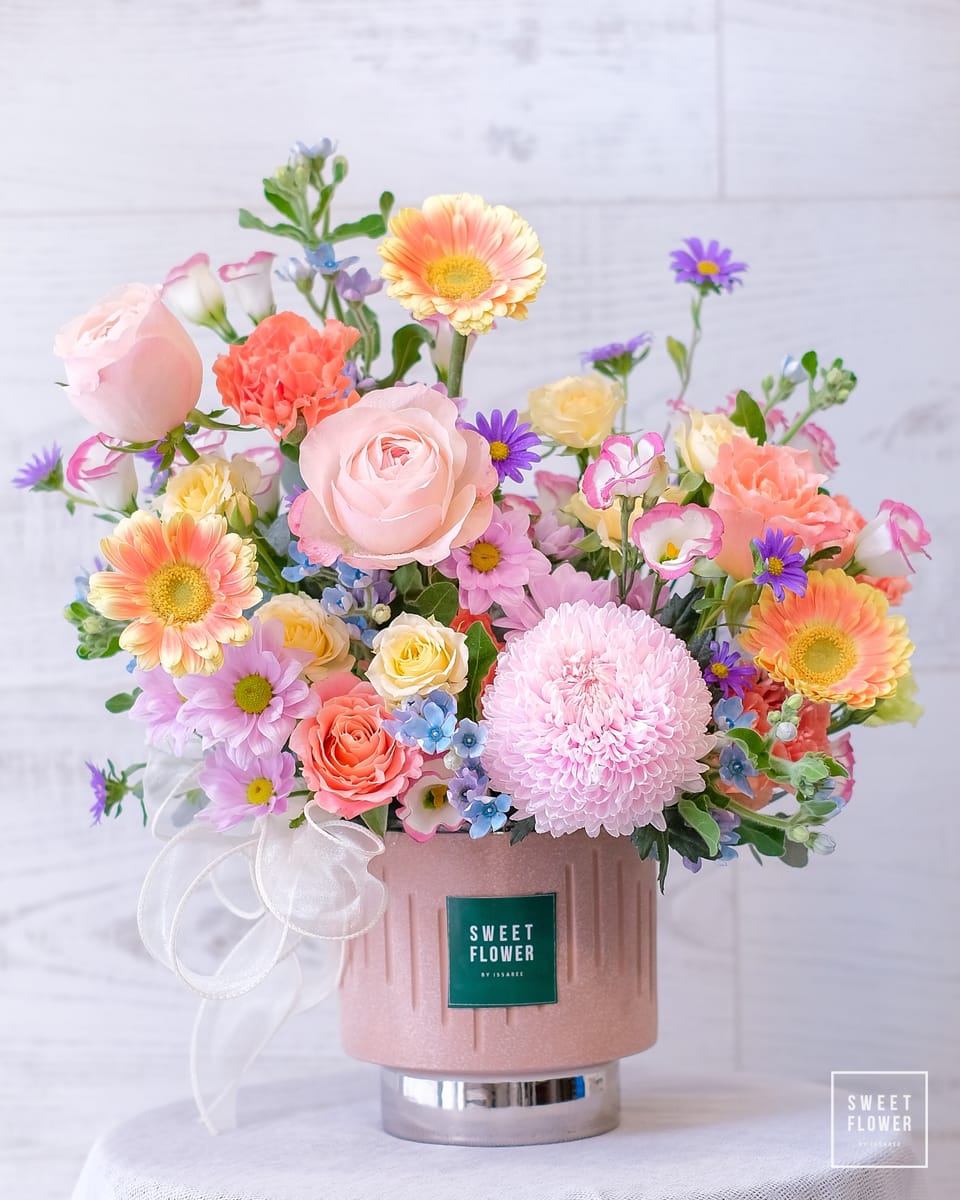 แจกัน หลากสี หวาน ดอกไม้หลัก กุหลาบ คาร์เนชั่น เบญจมาศ/มัม — ผลงานร้านดอกไม้ Sweetflower by Issaree
