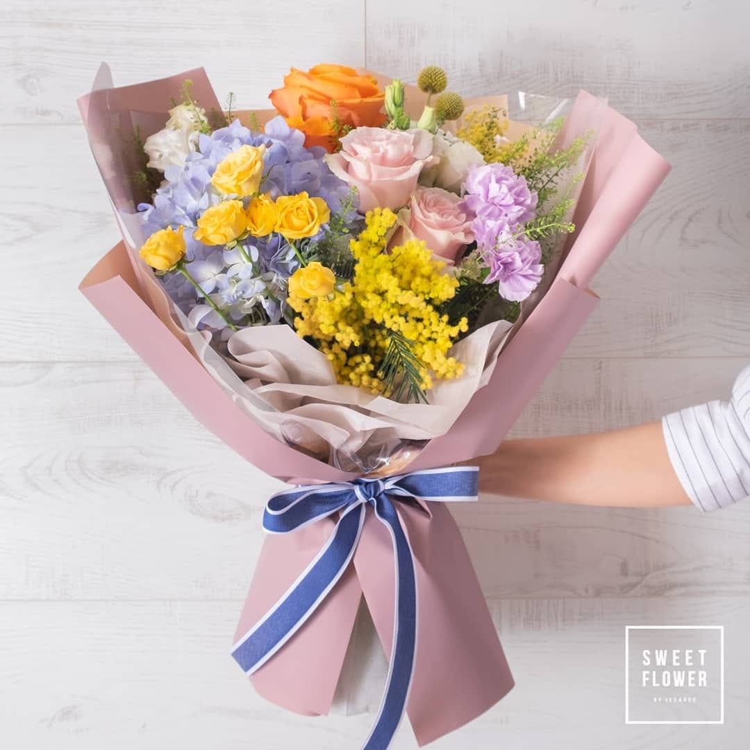 ช่อ หลากสี หวาน ดอกไม้หลัก กุหลาบ ไฮเดรนเยีย คาร์เนชั่น — ผลงานร้านดอกไม้ Sweetflower by Issaree — ภาพที่ 2 จาก 4