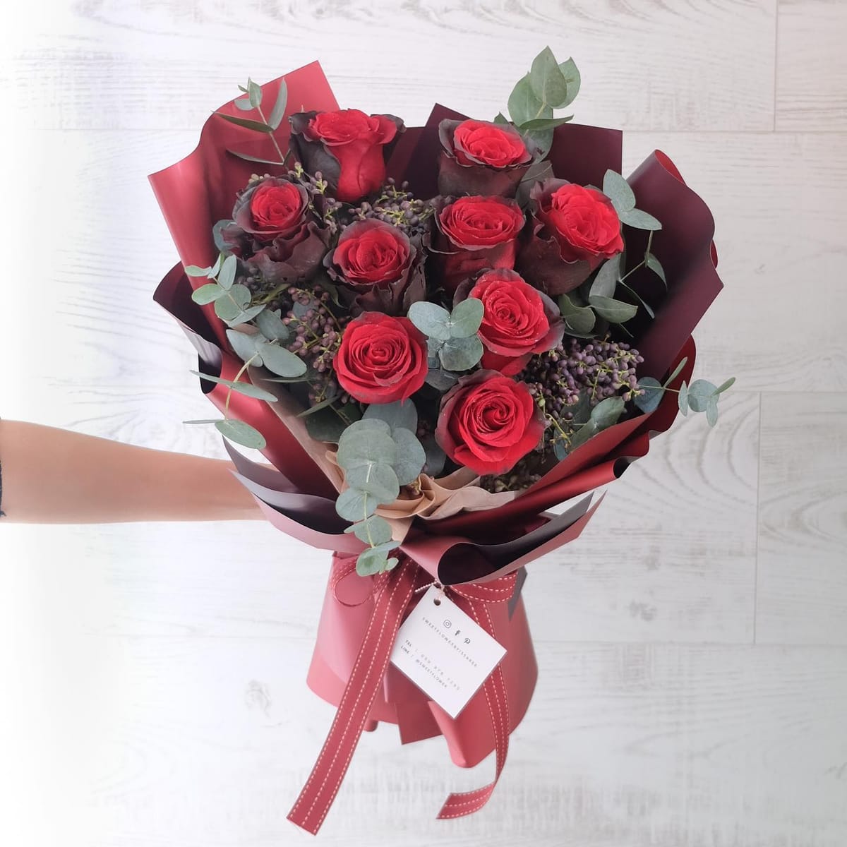 ช่อ แดงโรแมนติก คลาสสิก ดอกไม้หลัก กุหลาบ ยูคาลิปตัส/ใบไม้ — ผลงานร้านดอกไม้ Sweetflower by Issaree