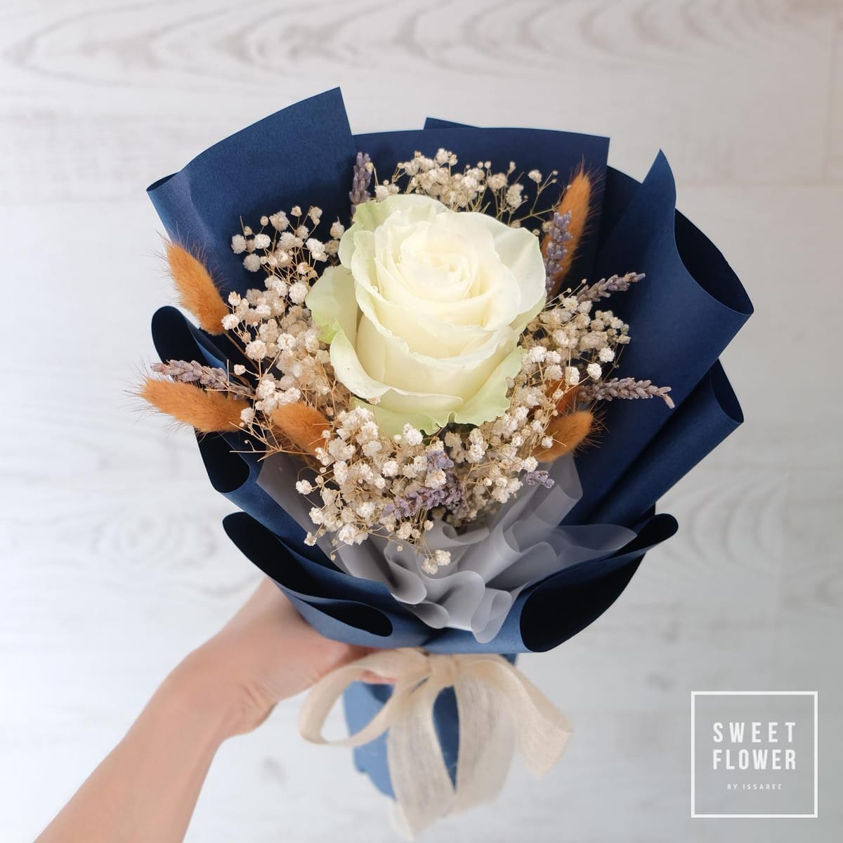 ช่อ ขาว-เขียว หวาน ดอกไม้หลัก กุหลาบ เบบี้บรีธ/ยิปโซ ดอกไม้แห้ง — ผลงานร้านดอกไม้ Sweetflower by Issaree — ภาพที่ 2 จาก 2