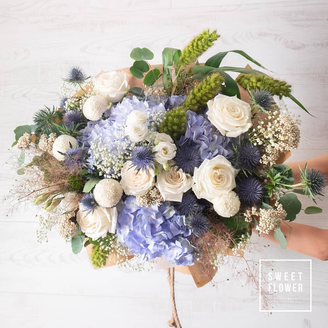ช่อ ม่วง-ฟ้า หวาน ดอกไม้หลัก ไฮเดรนเยีย กุหลาบ คาร์เนชั่น — ผลงานร้านดอกไม้ Sweetflower by Issaree — ภาพที่ 6 จาก 6