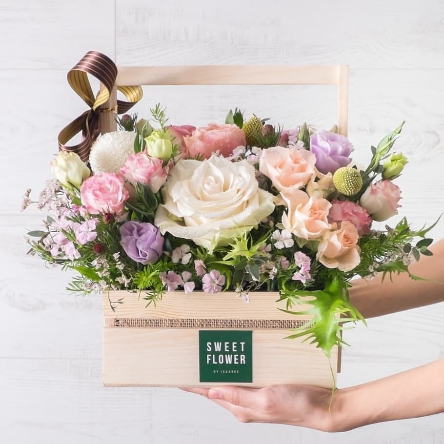 กล่อง พาสเทล หวาน ดอกไม้หลัก กุหลาบ คาร์เนชั่น — ผลงานร้านดอกไม้ Sweetflower by Issaree — ภาพที่ 2 จาก 2