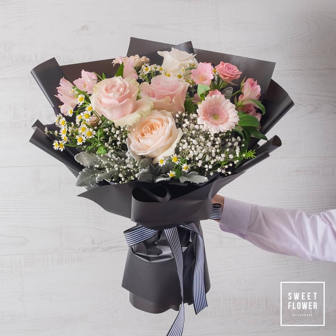 ช่อ พาสเทล หวาน ดอกไม้หลัก กุหลาบ คาร์เนชั่น เดซี่/มาร์กาเร็ต — ผลงานร้านดอกไม้ Sweetflower by Issaree — ภาพที่ 2 จาก 4