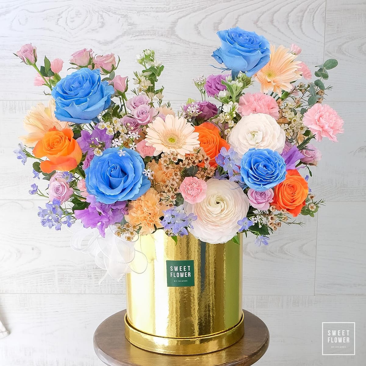 กล่อง หลากสี สดใส ดอกไม้หลัก กุหลาบ เยอบีร่า คาร์เนชั่น — ผลงานร้านดอกไม้ Sweetflower by Issaree