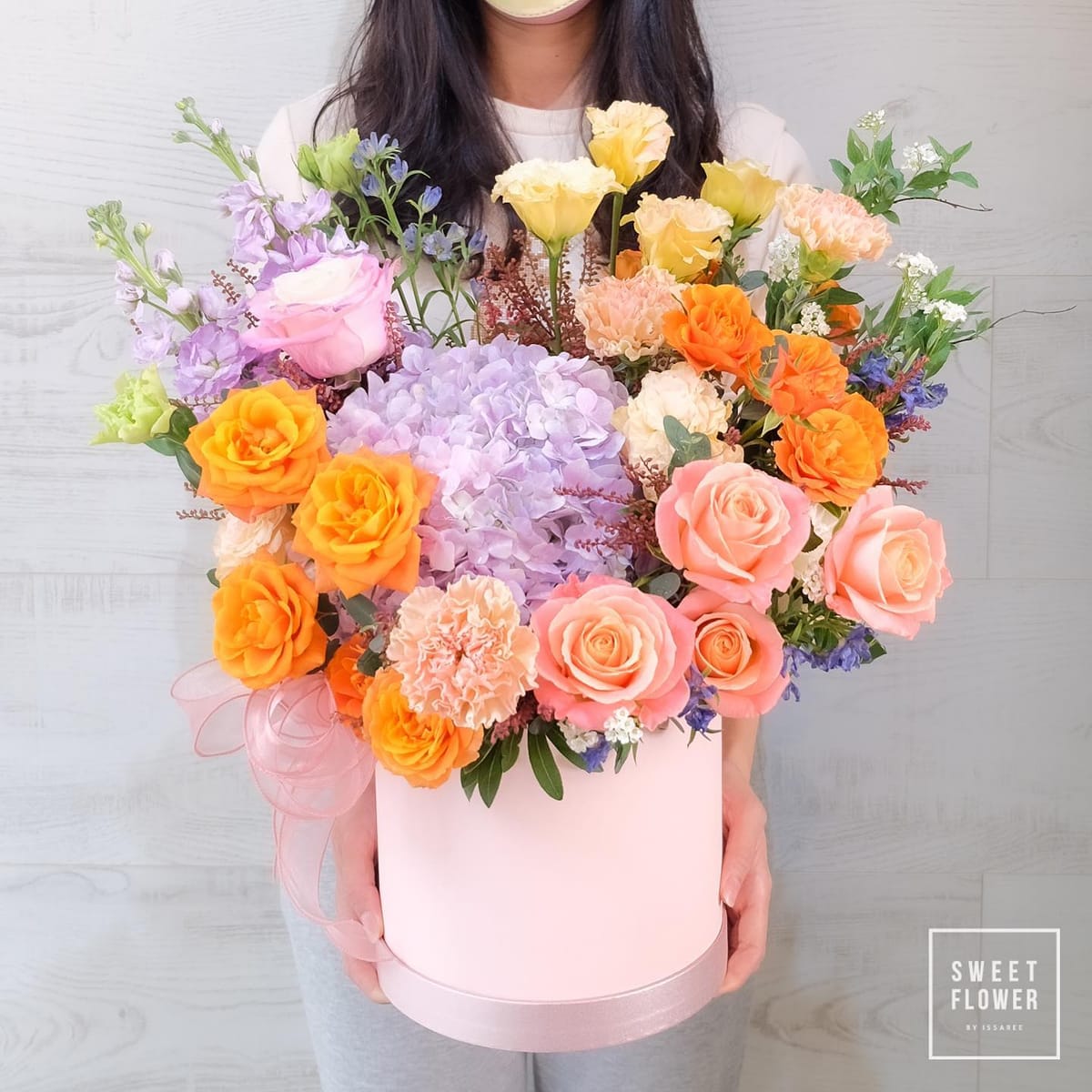 กล่อง หลากสี หวาน ดอกไม้หลัก กุหลาบ คาร์เนชั่น ไฮเดรนเยีย — ผลงานร้านดอกไม้ Sweetflower by Issaree