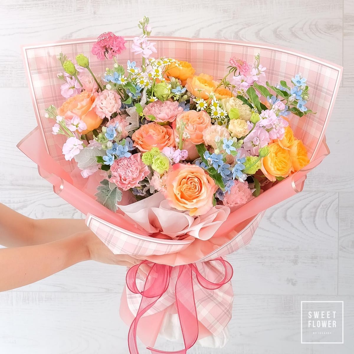 ช่อ พาสเทล หวาน ดอกไม้หลัก กุหลาบ คาร์เนชั่น เดซี่/มาร์กาเร็ต — ผลงานร้านดอกไม้ Sweetflower by Issaree