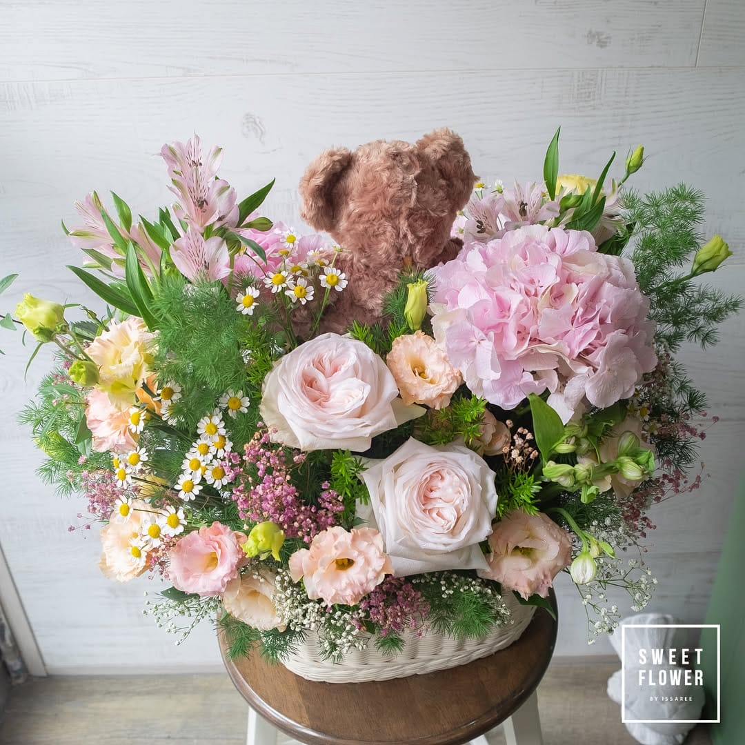 ตะกร้า พาสเทล สดใส ดอกไม้หลัก ไฮเดรนเยีย กุหลาบ คาร์เนชั่น — ผลงานร้านดอกไม้ Sweetflower by Issaree — ภาพที่ 3 จาก 5